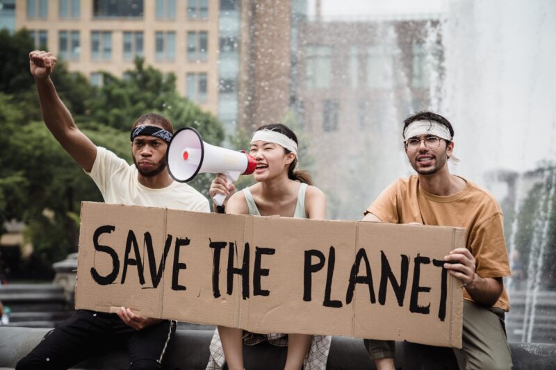Manifestants avec une pancarte "Save the planet"